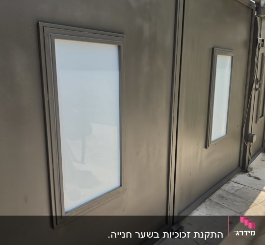 שער מתכת עם חלונות זכוכית חלבית
